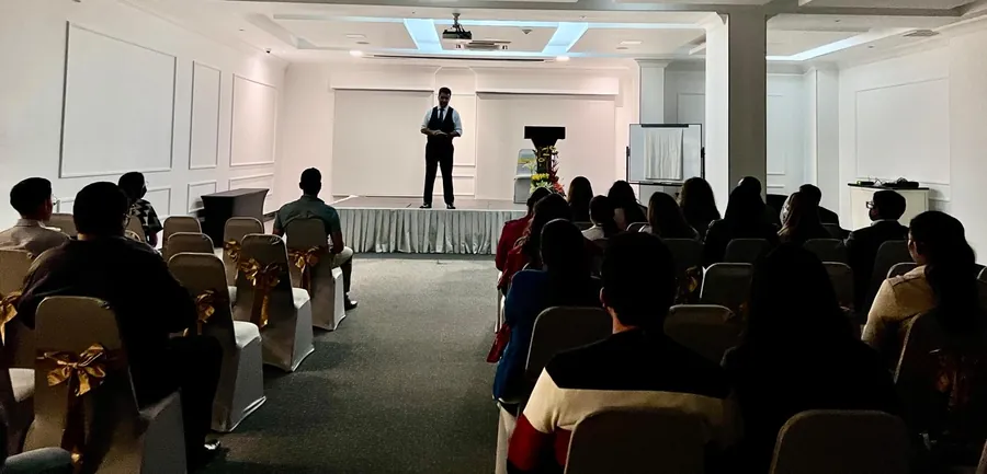 Una conferencia en una sala blanca
