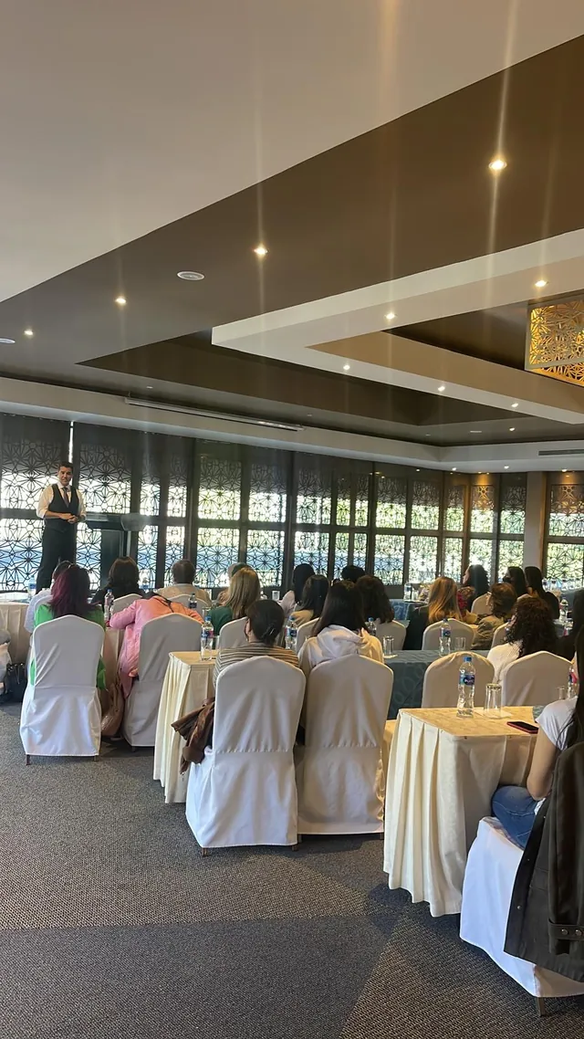 Un seminario junto a ventanales de celosía