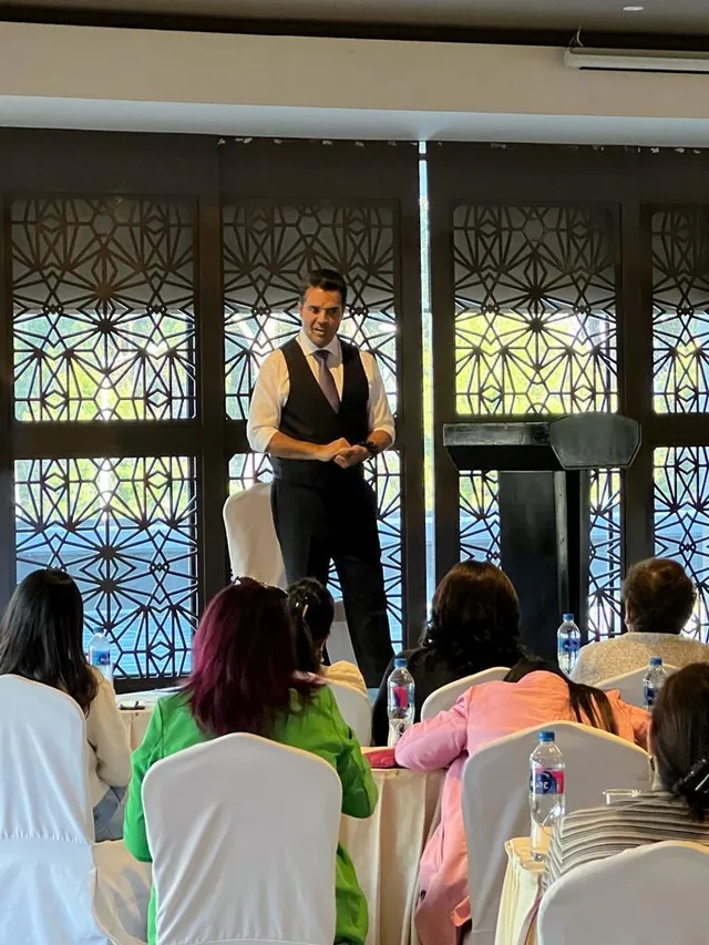 El Dr. Zuluan Orion hablando en un seminario