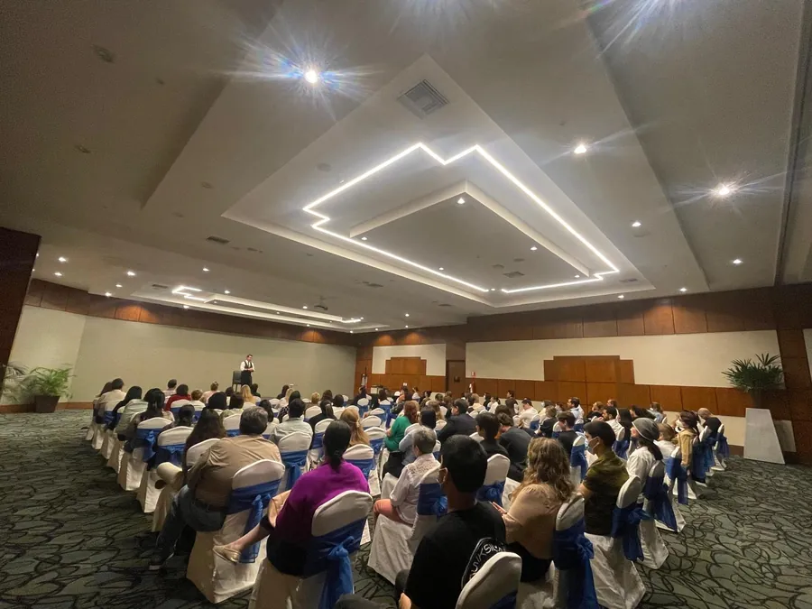 Un seminario en una sala grande